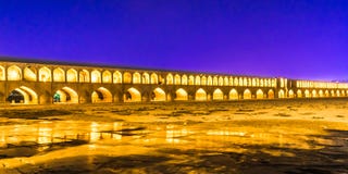 Ponte de Khajoo na noite em Isfahan - Irã foto de stock royalty free Ponte de Khajoo na noite em Isfahan - Irã foto de stock royalty free