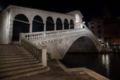 Ponte de Rialto da foto da noite em Veneza, It?lia imagem de stock Ponte de Rialto da foto da noite em Veneza, It?lia imagem de stock