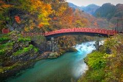 Ponte de Shinkyo durante o outono em Nikko imagem de stock Ponte de Shinkyo durante o outono em Nikko imagem de stock