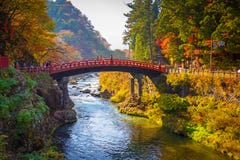 Ponte de Shinkyo durante o outono em Nikko foto de stock Ponte de Shinkyo durante o outono em Nikko foto de stock