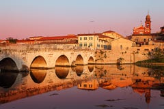 Ponte de Tiberius no por do sol. Rimini, Italy imagem de stock Ponte de Tiberius no por do sol. Rimini, Italy imagem de stock