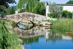Ponte de uma vila catalan pequena ?gua do rio foto de stock royalty free Ponte de uma vila catalan pequena ?gua do rio foto de stock royalty free