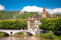 Ponte de Verona e de rio de Adige opinião Fotos de Stock Ponte de Verona e de rio de Adige opinião Fotos de Stock