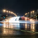 Ponte della città, via con le luci e traffico alla notte fondo, vita di città fotografia stock Ponte della città, via con le luci e traffico alla notte fondo, vita di città fotografia stock