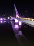 Ponte della donna, riflessione in fiume alla notte immagine stock libera da diritti Ponte della donna, riflessione in fiume alla notte immagine stock libera da diritti