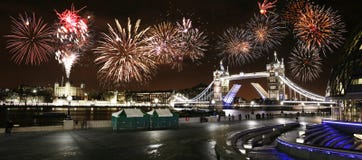 Ponte della torre alla notte, ` s Eve Fireworks del nuovo anno sopra la torre Brid fotografia stock libera da diritti Ponte della torre alla notte, ` s Eve Fireworks del nuovo anno sopra la torre Brid fotografia stock libera da diritti