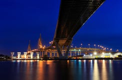 Ponte di Bhumibol di scena di notte, Bangkok, Tailandia fotografie stock libere da diritti Ponte di Bhumibol di scena di notte, Bangkok, Tailandia fotografie stock libere da diritti