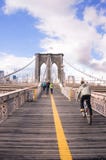 Ponte di Brooklyn con l'uomo sulla bicicletta fotografia stock libera da diritti Ponte di Brooklyn con l'uomo sulla bicicletta fotografia stock libera da diritti