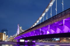 Ponte di Krymsky o ponte della Crimea a vista di notte di Mosca, Russia con illuminazione porpora immagine stock Ponte di Krymsky o ponte della Crimea a vista di notte di Mosca, Russia con illuminazione porpora immagine stock