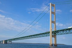 Ponte di Mackinac fra il Grandi Laghi di Huron ed il Michigan immagine stock libera da diritti Ponte di Mackinac fra il Grandi Laghi di Huron ed il Michigan immagine stock libera da diritti