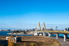 Ponte do mil?nio em Kazan, cruzando o rio Kazanka fotografia de stock royalty free Ponte do mil?nio em Kazan, cruzando o rio Kazanka fotografia de stock royalty free