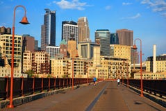 Ponte e Minneapolis de pedra do arco imagens de stock Ponte e Minneapolis de pedra do arco imagens de stock