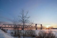Ponte ferroviario sopra il fiume Dvina nordico nella città di Arcangelo Alba di inverno; Dicembre Fotografie Stock Ponte ferroviario sopra il fiume Dvina nordico nella città di Arcangelo Alba di inverno; Dicembre Fotografie Stock
