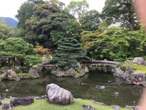 Ponte giapponese del giardino di rocce di zen al tempio di Daigo-ji, Kyoto fotografie stock libere da diritti Ponte giapponese del giardino di rocce di zen al tempio di Daigo-ji, Kyoto fotografie stock libere da diritti