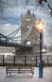A ponte icónica da torre de Londres em uma tarde nevado fotos de stock royalty free A ponte icónica da torre de Londres em uma tarde nevado fotos de stock royalty free