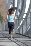 Ponte moderno d'attraversamento della città del giovane bello di sport atletico della donna metallo di funzionamento e pareggiare Fotografia Stock Libera da Diritti Ponte moderno d'attraversamento della città del giovane bello di sport atletico della donna metallo di funzionamento e pareggiare Fotografia Stock Libera da Diritti