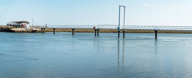 A ponte pedestre que conduz à praia faz Barril onde está o ce foto de stock A ponte pedestre que conduz à praia faz Barril onde está o ce foto de stock