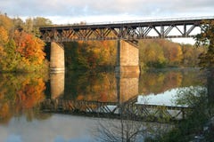 Ponte Railway o rio grande, Paris, Canadá na queda imagem de stock Ponte Railway o rio grande, Paris, Canadá na queda imagem de stock