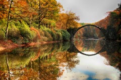 Ponte Rakotzbrucke de Rakotz, ponte do ` s do diabo em Kromlau espantar-se imagem de stock Ponte Rakotzbrucke de Rakotz, ponte do ` s do diabo em Kromlau espantar-se imagem de stock