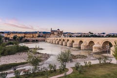 Ponte romano a Cordova, Andalusia, Spagna del sud fotografia stock Ponte romano a Cordova, Andalusia, Spagna del sud fotografia stock