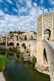 Ponte românico através do rio Fluvia com arcos e torres da defesa em Besalu, Girona, Espanha foto de stock Ponte românico através do rio Fluvia com arcos e torres da defesa em Besalu, Girona, Espanha foto de stock