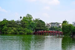 Ponte rosso nel lago Hoan Kiem, ha di Noi, Vietnam fotografia stock libera da diritti Ponte rosso nel lago Hoan Kiem, ha di Noi, Vietnam fotografia stock libera da diritti