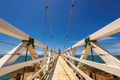 Ponte sospeso al faro sotto il bello cielo, punto Bonita Lighthouse fotografia stock Ponte sospeso al faro sotto il bello cielo, punto Bonita Lighthouse fotografia stock