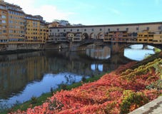 Ponte Vecchio op de rivier Arno in Florence, Italië stock fotografie Ponte Vecchio op de rivier Arno in Florence, Italië stock fotografie