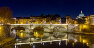 Ponte Vittorio Emanuele ΙΙ και ποταμός Tiber τή νύχτα, βασιλική του ST Peter στο υπόβαθρο, Ρώμη, Ιταλία Στοκ Φωτογραφία Ponte Vittorio Emanuele ΙΙ και ποταμός Tiber τή νύχτα, βασιλική του ST Peter στο υπόβαθρο, Ρώμη, Ιταλία Στοκ Φωτογραφία