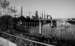 Pontes monocromáticas de Austin Texas Downtown Over Town Lake imagem de stock Pontes monocromáticas de Austin Texas Downtown Over Town Lake imagem de stock
