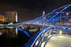 Ponticello della doppia elica a Singapore alla notte immagine stock Ponticello della doppia elica a Singapore alla notte immagine stock