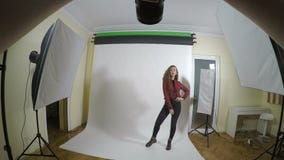 Ponto de vista de um fotógrafo novo que toma imagens profissionais com uma câmara digital para um editorial da forma das mulheres vídeos de arquivo Ponto de vista de um fotógrafo novo que toma imagens profissionais com uma câmara digital para um editorial da forma das mulheres vídeos de arquivo