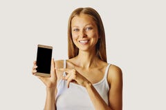 Pontos de sorriso felizes da mulher no smartphone, isolado sobre claro - fundo cinzento imagens de stock Pontos de sorriso felizes da mulher no smartphone, isolado sobre claro - fundo cinzento imagens de stock
