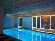 Pool und Badekurort im modernen Hotel im Skiort Bukovel lizenzfreie stockbilder Pool und Badekurort im modernen Hotel im Skiort Bukovel lizenzfreie stockbilder