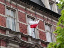 Poolse vlag op een gebouw stock foto Poolse vlag op een gebouw stock foto