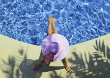Poolside de la mujer imágenes de archivo libres de regalías Poolside de la mujer imágenes de archivo libres de regalías