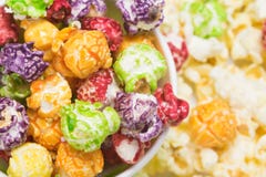 Popcorn a colori la glassa del caramello, fondo del primo piano immagine stock libera da diritti Popcorn a colori la glassa del caramello, fondo del primo piano immagine stock libera da diritti