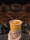 Popcorn in einem Vergnügungspark stockbild Popcorn in einem Vergnügungspark stockbild