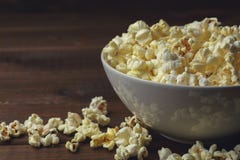 Popcorn i platta på tabellen, kopieringsutrymme royaltyfria bilder Popcorn i platta på tabellen, kopieringsutrymme royaltyfria bilder