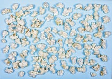 Popcorn, Lebensmittel, Snack, köstlich, geschmackvoll, Muster, blauer Hintergrund Beschneidungspfad eingeschlossen stockbild Popcorn, Lebensmittel, Snack, köstlich, geschmackvoll, Muster, blauer Hintergrund Beschneidungspfad eingeschlossen stockbild