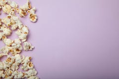 Popcorn su fondo rosa Copi lo spazio fotografia stock Popcorn su fondo rosa Copi lo spazio fotografia stock