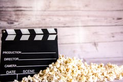 Popcorn und clapperboard stockfotos Popcorn und clapperboard stockfotos