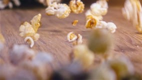 Popcorn που αφορά τον αυθεντικό ξύλινο πίνακα - έξοχος σε αργή κίνηση πυροβολισμός απόθεμα βίντεο Popcorn που αφορά τον αυθεντικό ξύλινο πίνακα - έξοχος σε αργή κίνηση πυροβολισμός απόθεμα βίντεο