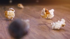 Popcorn που αφορά τον αυθεντικό ξύλινο πίνακα - έξοχος σε αργή κίνηση πυροβολισμός απόθεμα βίντεο Popcorn που αφορά τον αυθεντικό ξύλινο πίνακα - έξοχος σε αργή κίνηση πυροβολισμός απόθεμα βίντεο