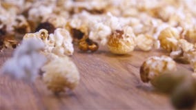 Popcorn που αφορά τον αυθεντικό ξύλινο πίνακα - έξοχος σε αργή κίνηση πυροβολισμός απόθεμα βίντεο Popcorn που αφορά τον αυθεντικό ξύλινο πίνακα - έξοχος σε αργή κίνηση πυροβολισμός απόθεμα βίντεο