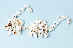 Popcorn που σχεδιάζεται υπό μορφή γυαλιών σε μια μπλε κινηματογράφηση σε πρώτο πλάνο υποβάθρου, τοπ άποψη στοκ φωτογραφία με δικαίωμα ελεύθερης χρήσης Popcorn που σχεδιάζεται υπό μορφή γυαλιών σε μια μπλε κινηματογράφηση σε πρώτο πλάνο υποβάθρου, τοπ άποψη στοκ φωτογραφία με δικαίωμα ελεύθερης χρήσης