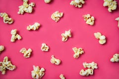 Popcorn σχέδιο στο κόκκινο υπόβαθρο γλυκό βουτύρου popcorn τοπ άποψης στοκ εικόνα Popcorn σχέδιο στο κόκκινο υπόβαθρο γλυκό βουτύρου popcorn τοπ άποψης στοκ εικόνα