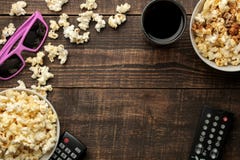 Popkorn, 3D szkła i TV pilot na brązu drewnianym tle, pojęcie dopatrywanie filmy w domu na widok zdjęcia royalty free Popkorn, 3D szkła i TV pilot na brązu drewnianym tle, pojęcie dopatrywanie filmy w domu na widok zdjęcia royalty free