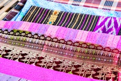Populaire het patroonachtergrond van batiksarongen in traditioneel Thailand, stock afbeelding Populaire het patroonachtergrond van batiksarongen in traditioneel Thailand, stock afbeelding