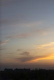 por do sol Amarelo-azul no fundo de uma cidade escura imagens de stock por do sol Amarelo-azul no fundo de uma cidade escura imagens de stock